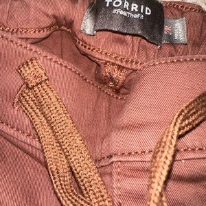 Torrid Pull-On Weekend Straight Stretch Twill Cargo Mid-Rise Pant size 2R